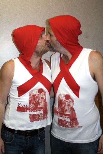 http://pressefotos.at/m.php?g=1&u=80&dir=201007&e=20100708_b&a=event 
Kiss@Belvedere / Im Bild: Stermann und Grissemann