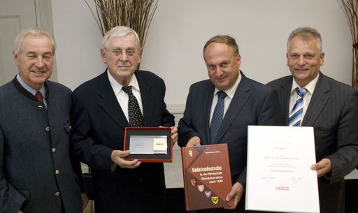 Überreichung der Wirtschaftsmedaille mit Ehrenurkunde anlässlich der Buchpräsentation "Sudetendeutsche in der Wirtschaft Oberösterreichs nach 1945" im Linzer Mozarthaus der Wirtschaft