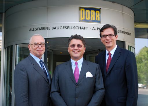 (vlnr): Dipl. Ing. Klaus Ortner, Geschäftsführer der Ortner Gruppe, Ing. Karl-Heinz Strauss, ab 13. September Vorstandsvorsitzender der PORR AG,  Dr. Michael Junghans, Geschäftsführer B & C Industrieholding. Die Vertreter des Syndikats bestehend aus der B & C Gruppe und der Ortner Gruppe freuen sich über die einstimmige Entscheidung des Aufsichtsrats für Ing. Karl-Heinz Strauss als neuen Vorstandsvorsitzenden der PORR.