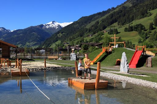 Vorschau Bild von Abenteuerspielplatz "Gaudi-Alm" in Großarl, Kinder am Floß im "Bergsee", www.gaudi-alm.at.