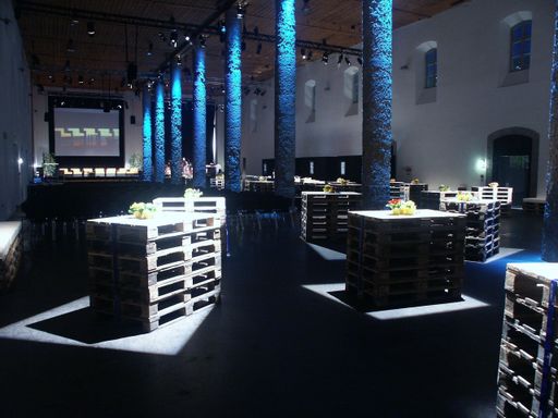  Bis in die 60er des vorigen Jahrhunderts diente das Salzlager als Lagerstätte für bis zu 3.400 Tonnen Salz aus den Salinen der Stadt Hall. In der 1.200 m2 großen Säulenhalle und zwei weiteren jeweils 400 m2 großen Räumen feiern im Salzraum bis zu 1.500 Personen..
