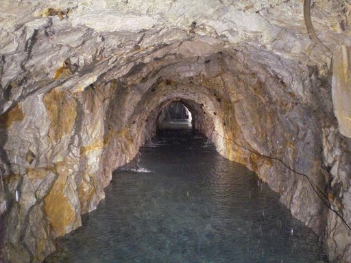 Vorschau Bild von Mit den betriebseigenen Kleinwasserkraftwerken deckt die Hall AG rund 40 % des Strombedarfes seiner Kunden ab. Der Besuch des Quellstollens ist ein ganz besonderes Rahmenprogramm, das SALZRAUM.Hall Eventlocations anbieten kann.