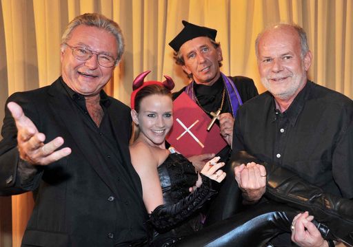 http://pressefotos.at/m.php?g=1&u=38&dir=201007&e=20100719_g&a=event 
Das erste magische Raucherkabarett in der Trattoria Margareta - im Bild v.l.n.r.: Dr. Stefan Gergely, Wendy Night, Magier Toni Rei, Dr. Manfred Ainedter