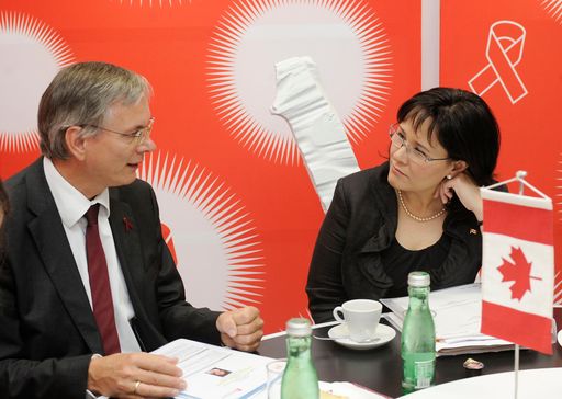  Gesundheitsminister Alois Stöger im Gespräch mit der kanadischen Gesundheitsministerin Leona Aqlukkaq im Rahmen der AIDS 2010