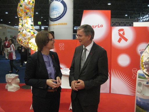 Vorschau Bild von Gesundheitsminister Stöger und die deutsche Staatssekretärin Annette Widmann-Mauz in Gesprächen im Rahmen der AIDS 2010