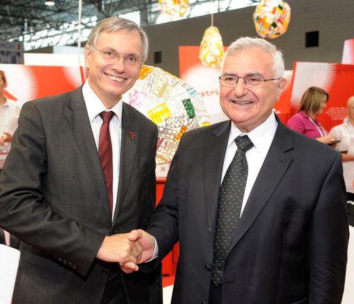 Vorschau Bild von Gesundheitsminister Alois Stöger und EU-Kommissar John Dalli in Gesprächen am Rande der AIDS 2010
