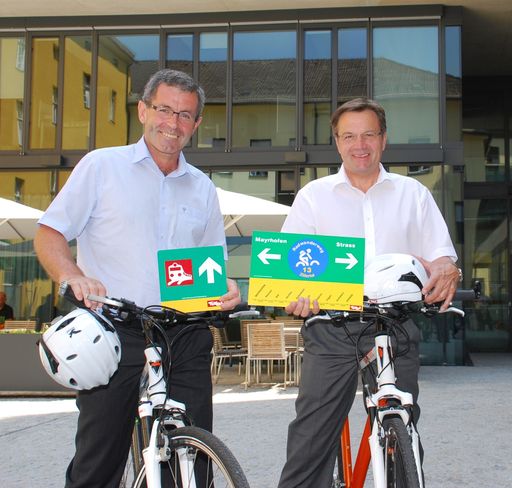 Tirol baut seine Stellung als Radland weiter aus. LH Günther Platter (re.) und LHSt Anton Steixner (li.) präsentieren die einheitliche Beschilderung von Tirols Radstrecken. Außerdem soll öfter vom Radweg auf die Gleise umgestiegen werden. Von und zu den Bahnhöfen gibt es ein Leitsystem.