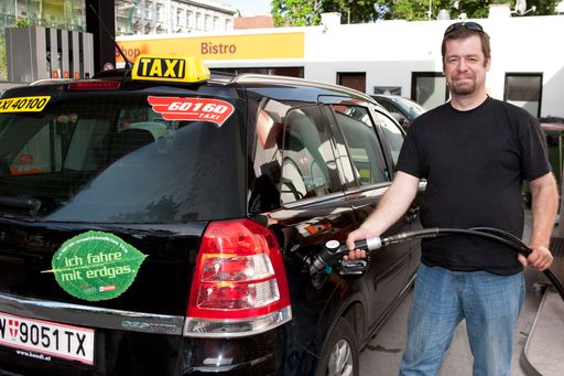 Taxi-Unternehmer Andreas Kindshofer ist von seinem Erdgas-Taxi überzeugt.