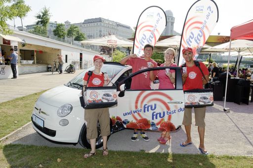  In der Mitte Gewinner Stefan Wimmer mit Marketingleiterin NÖM AG Claudia Schober und Promotionmitarbeitern