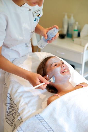 Krallerhof Kids-Wellness speziell für junge Ladies und coole Burschen bis 16. Im Bild die Gesichtsbehandlung des Specials Pretty Girl.