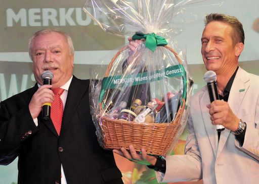 http://pressefotos.at/m.php?g=1&u=38&dir=201007&e=20100721_m&a=event
MERKUR Markt Eröffnung im Gerngross im Bild v.l.n.r.: Michael Häupl (Bürgermeister Wien), Manfred Denner (Vorstand MERKUR)