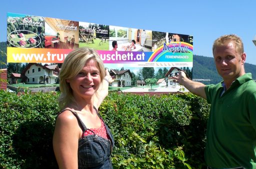 Ferienparadies Truppe-Muschett: Die mit 5 Wörthersee-Segel am besten bewertete Ferienwohnungsanlage direkt am Wörthersee. Links: Frau Susanne Muschett, Rechts: Gernot Riedel, GF Wörthersee Tourismus GmbH