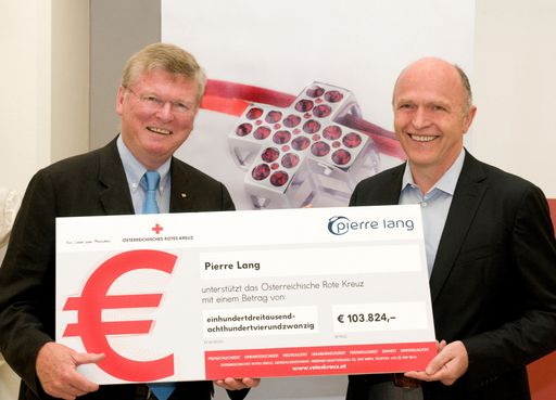  Rudolf Hertz (re.), GF Pierre Lang, übergibt Wolfgang Kopetzky (li.), Generalsekretär ÖRK, einen Scheck über 103.824,- Euro