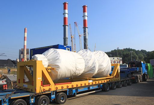 Die Siemens-Gasturbine wiegt mehr als 300 Tonnen und hat eine Länge von 13 Metern. Der Transport erfolgte über den Rhein-Main-Donau-Kanal nach Linz und weiter durch einen Straßen-Spezialtransport nach Mellach.
