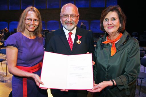  Beatrix Karl, Ahmet Kocabiyik,  Helga Rabl-Stadler, Konzert, Ehrung in der Pause des Konzerts des Borusan Istanbul Philharmonic Orchestras, Österreichisches Ehrenkreuz für Wissenschaft und Kunst, Salzburger festspiele, Salzburg, 20100725,