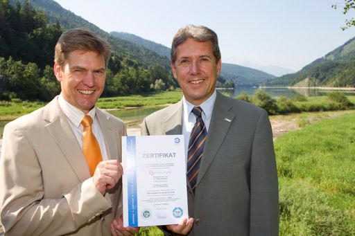  Foto (dm/Andreas Kolarik): Thomas Köck (Geschäftsleitung dm) und  Dietmar Kübelböck (Geschäftsführung My Electric) am Wiestalstausee beim Kraftwerk Strubklamm, einem der beiden Salzburger Wasserkraftwerke, aus denen dm drogerie markt 100% Ökostrom für seine Österreichischen Filialen, die Salzburger Zentrale und das Logistikzentrum in Enns bezieht.