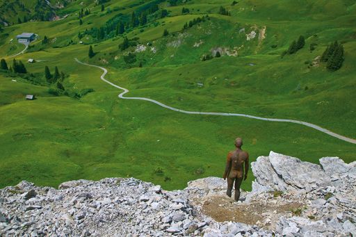 Antony Gormley | Horizon Field
August 2010 - April 2012 Eine Landschaftsinstallation im alpinen Hochgebirge Vorarlbergs, Österreich - 100 lebensgroße Abgüsse eines menschlichen Körpers aus massivem Gusseisen, verteilt über ein Gebiet von 150 Quadratkilometern (Detailaufnahme)
Presented by Kunsthaus Bregenz