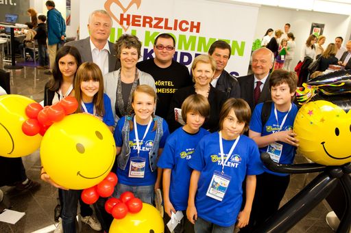 http://pressefotos.at/m.php?g=1&u=84&dir=201007&e=20100726_k&a=event
Start der 5. Kinder Business Week (26.07.2010) Im Bild vlnr: Ing. Mag. Christian Eder, Geschäftsführer ÖBB-Postbus GmbH, Mag. Hanni Rützler, Ernährungswissenschafterin und Geschäftsführerin futurefoodstudio Wien, Walter Seemann, Stellvertretender Bundesvorsitzender der Jungen Wirtschaft, KommR Brigitte Jank, Präsidentin der Wirtschaftskammer Wien, Mag. Erwin Kotanyi, Geschäftsführer Kotanyi GmbH, Dr. Michael Landertshammer, Leiter der Abteilung für Bildungspolitik der Wirtschaftskammer Österreich und Leiter WIFI Österreich