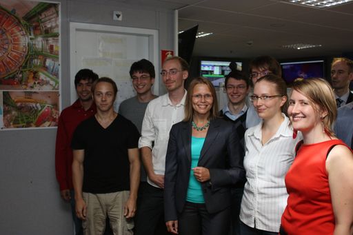 Wissenschafts- und Forschungsministerin Karl traf am CERN auf österreichische Nachwuchswissenschafter/innen