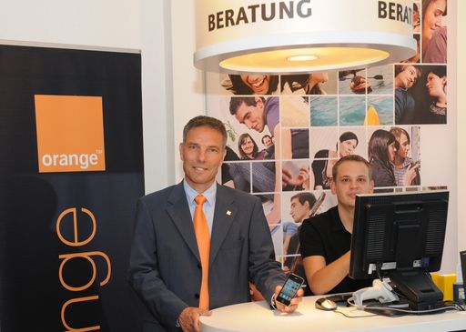 Das neue iPhone4 ist ab 30. Juli 2010 in 94 österreichweiten Orange Shops und im Orange Webshop erhältlich.