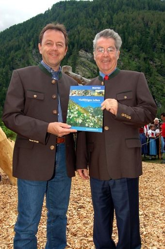 Umweltminister DI Niki Berlakovich und Bundespräsident Dr. Heinz Fischer bei der Präsentaton der neuen Broschüre im Mallnitzer Seebachtal.