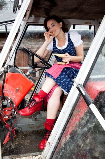 Vorschau Bild von Perfektes Styling für die Traktorfahrt: Austrodesignerin Lena Hoschek ist Gastkommentatorin auf blog.alma.at. Mal sehen was sie alles zu berichten hat.