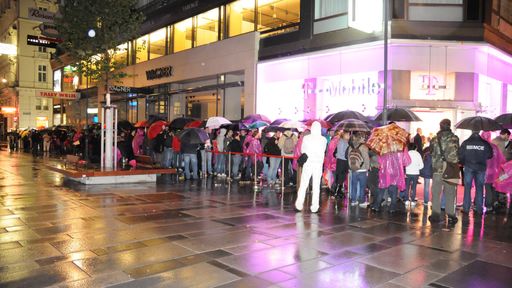 Bereits am Donnerstag um 9:30 Uhr Früh (14,5 Stunden vor Verkaufsstart), fand sich der erste iPhone Fan vor dem T-Mobile Shop auf der Kärntner Straße ein. Nach und nach gesellten sich immer mehr Begeisterte hinzu. Um 22:00 Uhr stieg die Zahl der wartenden Apple-Fans auf weit über 100 an - und das bei strömenden Regen.