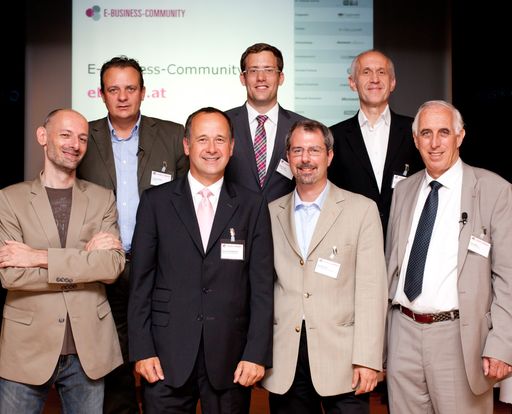 Experten diskutierten die Folgen der "Internet-Revolution" und gaben einen Ausblick auf künftige Trends und Entwicklungen. Im Bild v.l.: Marcus Hebein (APA-MultiMedia), Thomas Stern (Moderator/Braintrust), Dieter Kittenberger (HP Österreich), Martin Fluch (A1 Telekom Austria), Gerhard Laga (WKO), Thomas Jäkle (WirtschaftsBlatt) und Peter Rastl (langjähriger Leiter des ZID - Zentraler Informatikdienst der Universität Wien).
