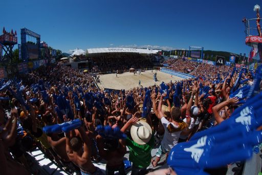 Traumhafter Ausklang des A1 Beach Volleyball Grand Slams presented by VOLKSBANK! Insgesamt kamen 118.000 Zuschauer in diesem Jahr in den Genuss eines einzigartigen Events, bei dem die amerikanischen Titelverteidiger Phil Dalhausser/Todd Rogers erneut - zum dritten Mal nach 2006 und 2009 - das beste Ende für sich hatten.