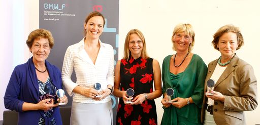  Karl übergibt "Guiding Lights für Frauen in der Wissenschaft"