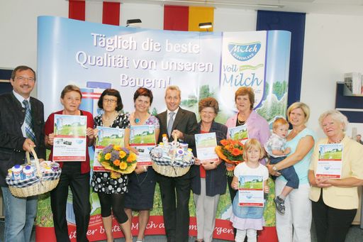  http://pressefotos.at/m.php?g=1&u=68&dir=201008&e=20100804_n&a=event
Eisenstadt - Frisch aus dem Burgenland - die beste Milch aus der Region! Im Bild v.l.n.r.: Ing. Werner Falb-Meixner (Burgenländischer Agrarlandesrat), Fr. Hetfleisch, Fr.Pinter, Fr.Weber, Mag.Alfred Berger (Vorstandssprecher der NÖM AG), Fr.Hackinger, Fr.Gröller, Fr.Reiser und Fr.Unger.