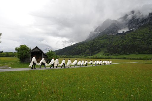  Christian Philipp Müller, "BURNING LOVE (Lodenfüßler)", 2010, Performance und Installation