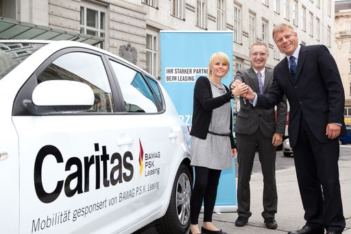 Alexander Schmidecker (re.), Geschäftsführer der BAWAG P.S.K. Leasing, übergibt an Werner Binnenstein-Bachstein (Mitte), Generalsekretär der Caritas Wien, und Claudia Amsz (li.), Leiterin des Mutter-Kind-Hauses "Luise", den ersten von insgesamt neun Kleinwagen, die der Leasing-Universalanbieter der Caritas Österreich zur Verfügung stellt.