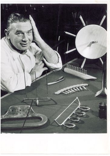  Carl Auböck (1900-57) war einer der bedeutendsten Wiener Designer und ein herausragender Repräsentant des traditionellen Gürtlerhandwerks dieser Stadt.