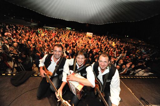 Vorschau Bild von Die Zillertaler Haderlumpen Reini, Vitus und Peter vor über 5.000 jubelnden Fans