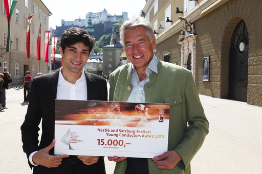 Vorschau Bild von David Afkham & Peter Brabeck-Letmathe mit Scheck