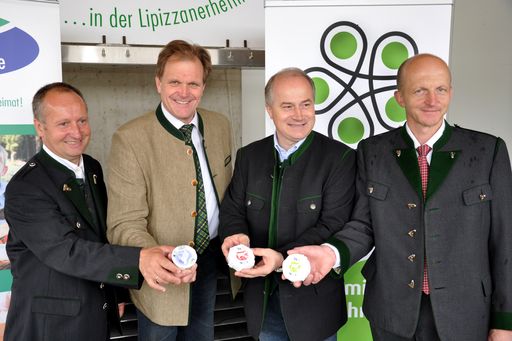  Foto (vlnr): Kammerobmann Werner Pressler, Landtagsabgeordneter Erwin Dirnberger , Landesrat Johann Seitinger, Rupert Tax (Inhaber Bio-Hofmolkerei Tax)