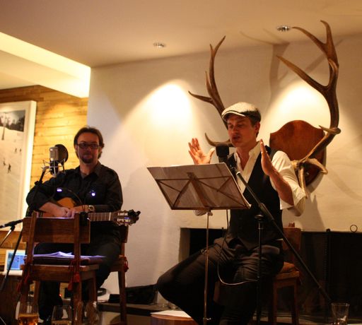  Bei den Auftritten im Aurelio wurde Ralf Bauer wie immer unterstützt vom Musiker Pat Fritz (li), der mit erdigen Gitarrenklängen und tiefer Bassstimme die lyrische Darbietung seines Kompagnons mit weihnachtlichen Klängen perfekt umrahmte.