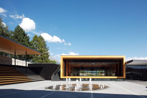  2006 entschied sich die Jury für das Veranstaltungszentrum in Rum vom Tiroler Architektenteam Richard Freisinger und Hans Peter Gruber.