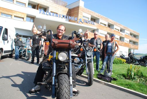  Ferdinand Fischer mit seiner Harley Davidson vor dem Hoteleingang kurz vor der Abfahrt.