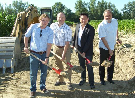 Vorschau Bild von Der Spatenstich zum Gewerbepark "Campus 33" ist erfolgt: Vizebürgermeister Karl Koll, Bürgermeister Herbert Pfeffer, Wirtschaftsstadtrat Mag. Lukas Leitner sowie Stadtentwicklungsstadtrat Dominik Neuhold (v.r.n.l.)