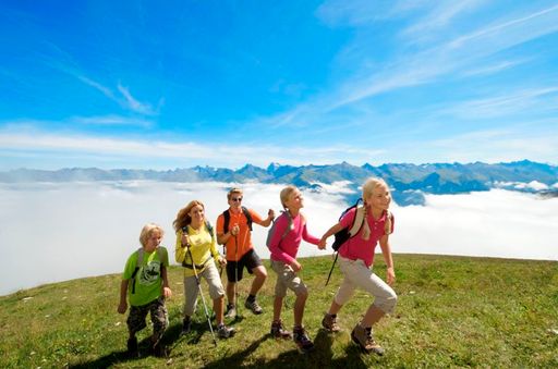 Viele Gipfel locken in den Alpen Wander- und Naturliebhaber an. Doch manche sind nur schwer erreichbar. Nicht so in Serfaus-Fiss-Ladis, 1.200-1.400 Meter über dem Tiroler Inntal. Hier scheint nicht nur die Sonne häufiger als anderswo, hier warten für den Gipfelspaß mehr Aufstiegshilfen als anderswo.