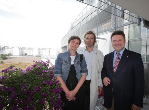  Susanna Wagner, Andreas Lichtblau und Vizebürgermeister Dr. Michael Ludwig im Wohnbau von lichtblau. wagner architekten in der Attemgsgasse 43 in Wien Donaustadt.