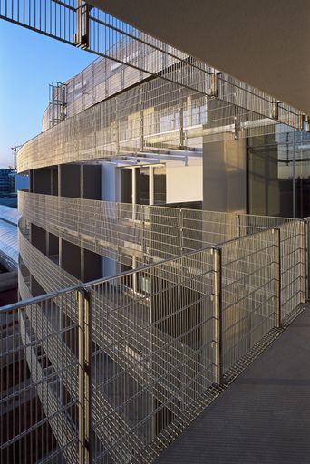 Vorschau Bild von Blick auf den bogenförmigen Bauteil des Wohnbaus von lichtblau . wagner architekten in der Attemsgasse 43 in Wien Donaustadt.