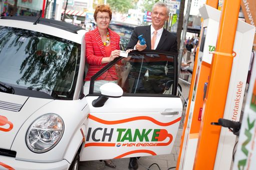 http://pressefotos.at/m.php?g=1&u=84&dir=201008&e=20100818_w&a=event
Im Bild vlnr: Wiener Stadtwerke-Generaldirektorin Gabriele Payr, Wien Energie-Geschäftsführer Robert Grüneis