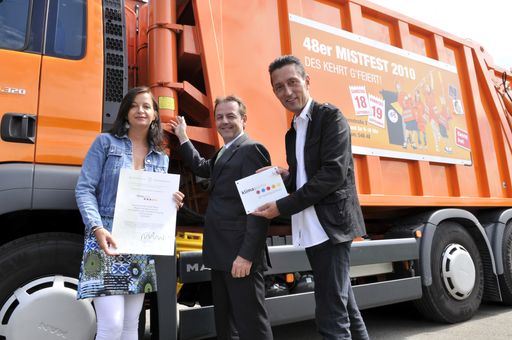 Umweltminister Niki Berlakovich besuchte heute die Magistratsabteilung 48 und zeichnete sie als klima:aktiv mobil Projektpartner aus. Die MA 48 erhielt die Ernennung zum Projektpartner für den aktiven Beitrag zum Umwelt- und Klimaschutz im Rahmen des Projektes "Ausrüstung eines Müllwagens mit Hybridantrieb".