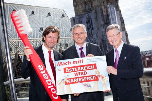 Vorschau Bild von http://pressefotos.at/m.php?g=1&u=84&dir=201008&e=20100819_c&a=event
Handzahnbürsten sind den Österreichern am liebsten. Im Bild v.l.n.r.: Reinhard Möseneder, General Manager Colgate Palmolive GmbH, Alois Stöger, Bundesminister für Gesundheit, Dr. Wolfgang Müller, Zahnärztekammer Österreich
