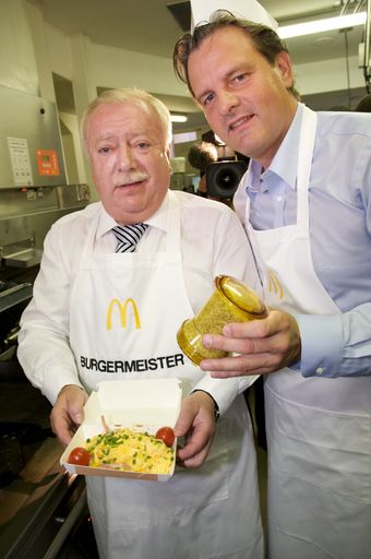 Vorschau Bild von Bürgermeister Dr. Michael Häupl und McDonald's Österreich Managing Director Andreas Schwerla bereiteten eine ganz spezielle "Eierspeis" für die Gäste des McDonald's Charity Frühstücks zu.