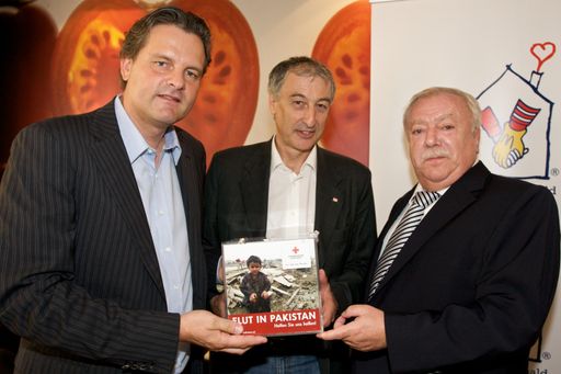Bürgermeister Dr. Michael Häupl und McDonald's Österreich Managing Director Andreas Schwerla überreichen die gefüllte Spendenbox an Mag. Max Santner vom Österreichischen Roten Kreuz.