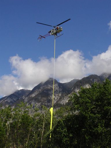 Hubschrauber und Helikopter-Säge bilden eine Einheit.
